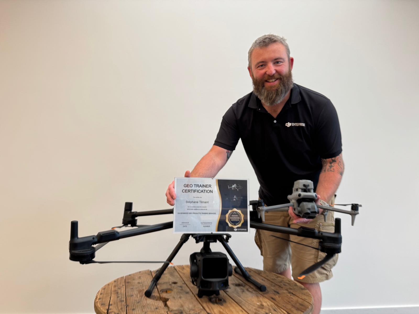 Stéphane présente son certificat GEO Trainer avec deux drones DJI