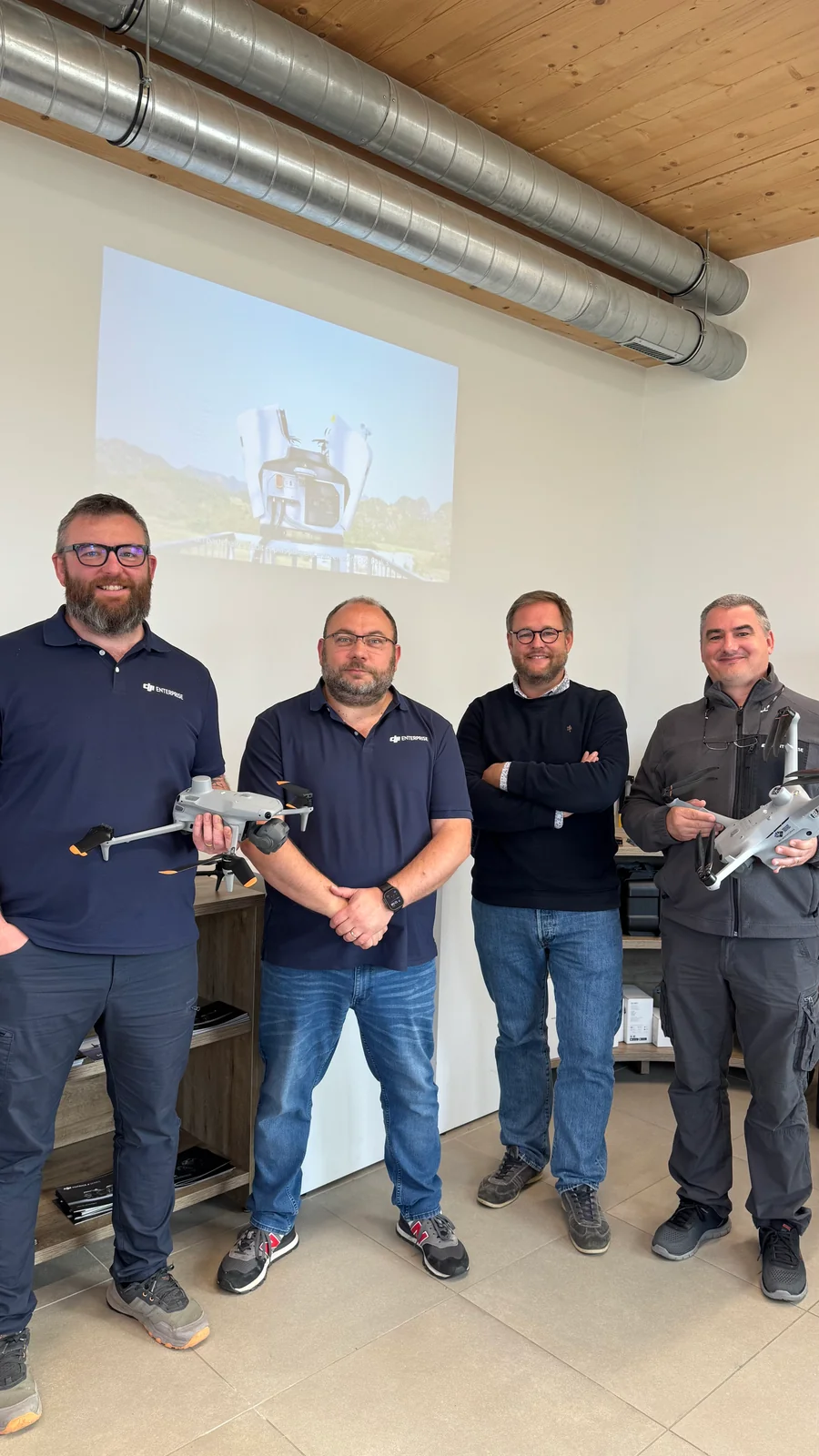De gauche à droite : Stéphane Tilmant, Didier Van Nes, Dimitri Janssens et Vincent François, réunis avec des drones
